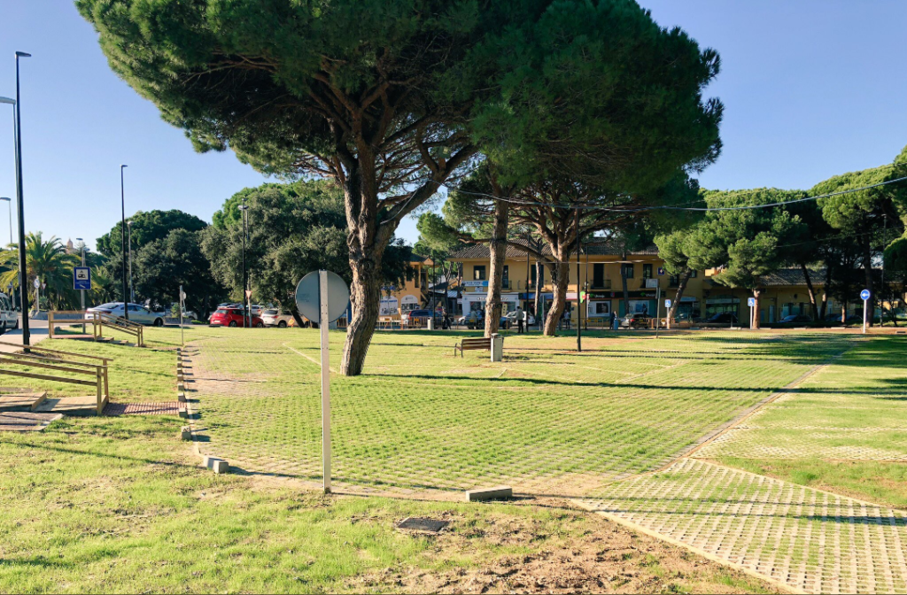 Zona ajardinada con pavimento ecológico instalada por empresa de construcción en Málaga y la Costa del Sol