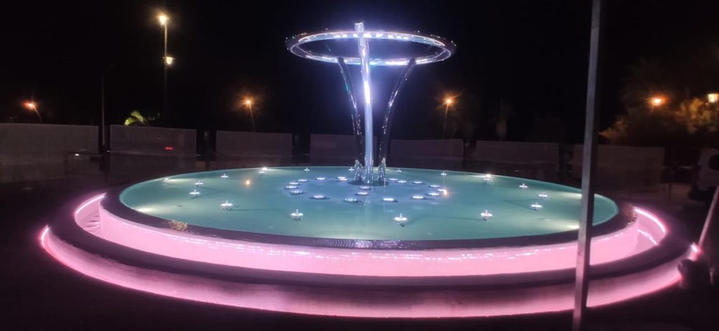 Fuente ornamental iluminada por la noche en espacio público construido por empresa de construcción en Málaga y la Costa del Sol