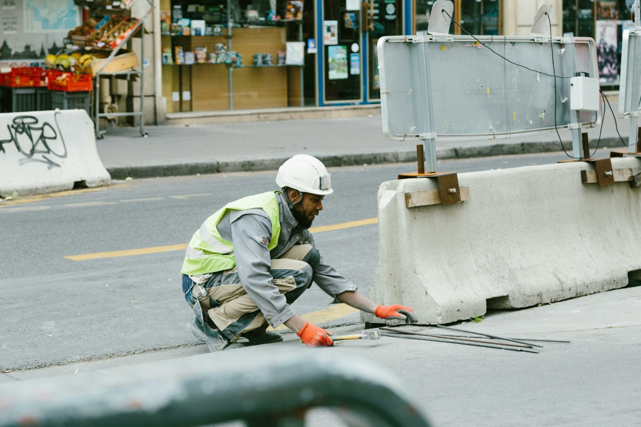 Trabajador con chaleco y casco realiza labores de construcción urbana para una empresa de construcción en Málaga y la Costa del Sol